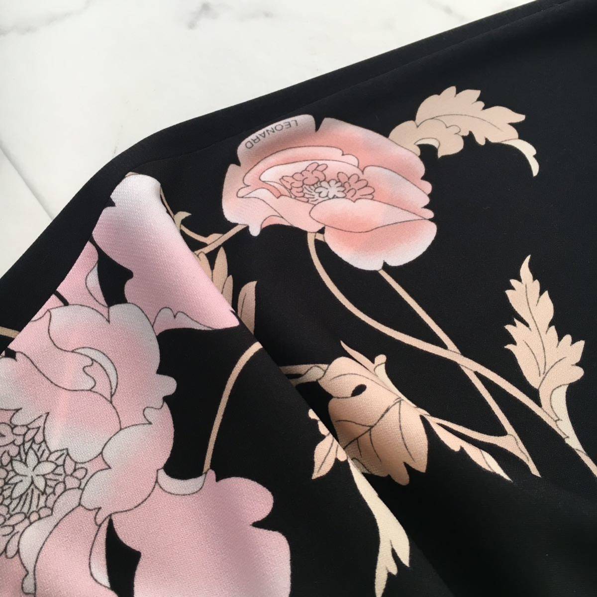 美品 LEONARD レオナール 美しい花柄 カンカン 近年 ワンピース 美品 LEONARD レオナール 美しい花柄 カンカン 近年 ワンピース
