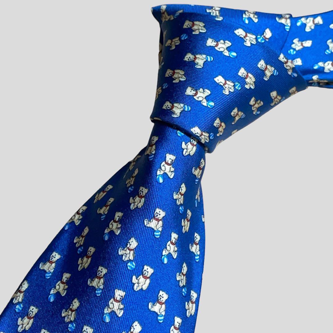 未使用級　フェラガモ　シルク100% 絹　ネクタイ　総柄　くま　動物柄　クマ　青　ブルー　イタリア製　かわいい_画像1