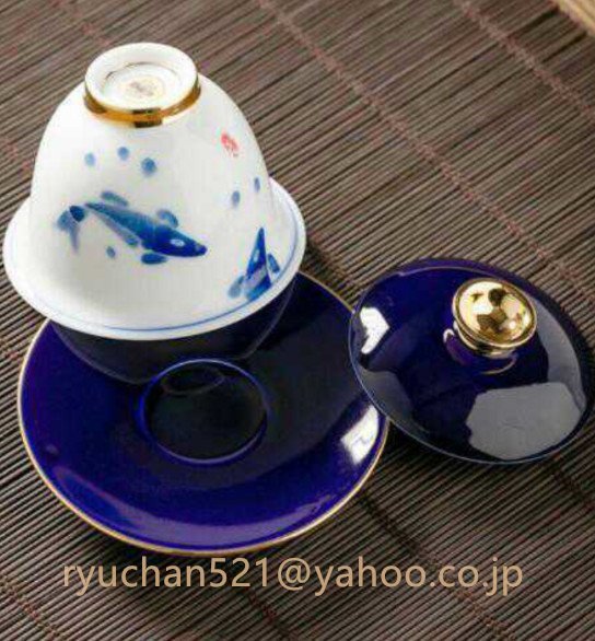 ★極美品★景徳鎮の手は蓋碗の錦鯉を描いてお茶の碗の青い釉の白い磁器のお茶の杯を浸します_画像4
