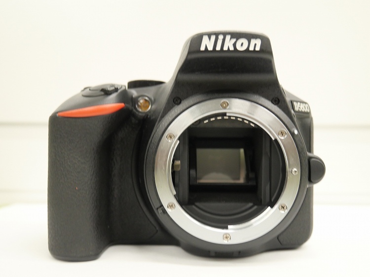 【ジャンク品】ニコン製/D5600 18-55 VR レンズキット（5121557）_画像2