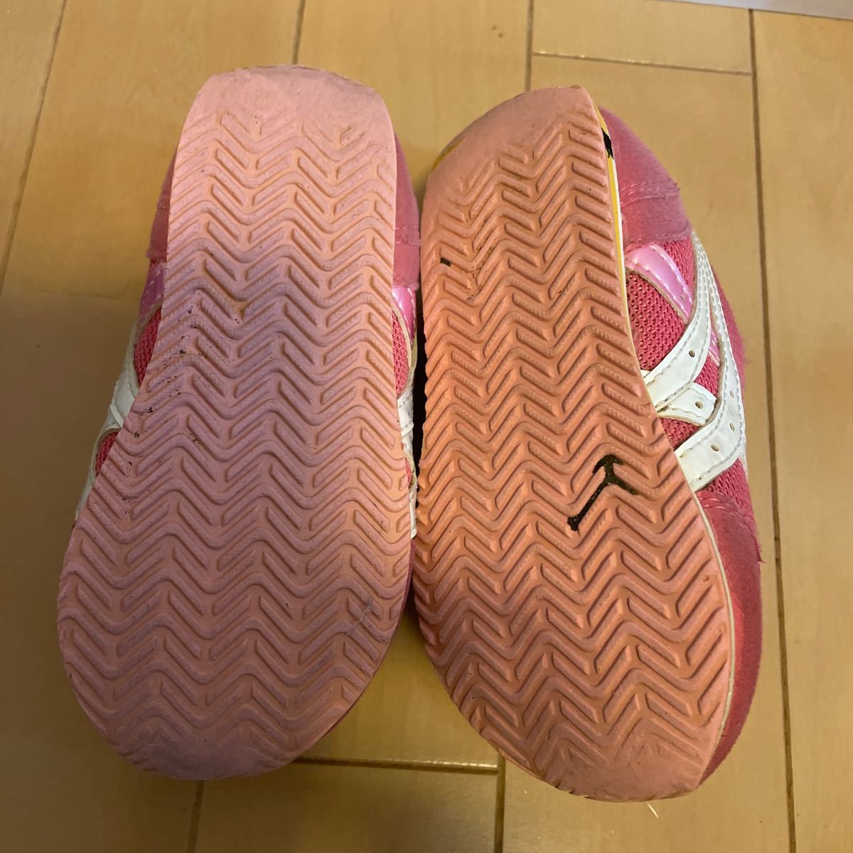 送料込み　asics アシックス キッズシューズ　スニーカー　運動靴　スクスク　15.5cm ピンク　suku2 足によい履かせやすい靴を　送料無料