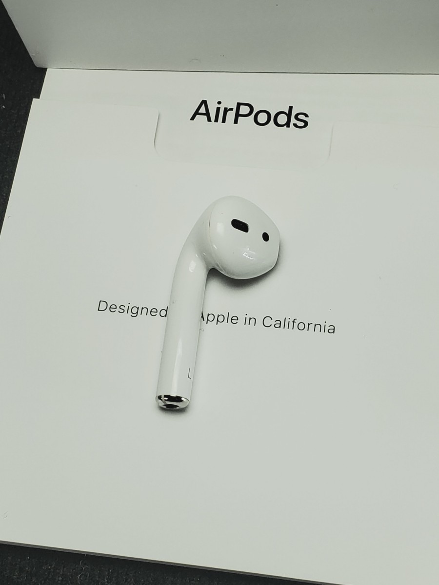 Apple　AirPods 第二世代イヤホン左耳のみ　正規品動作確認済み　音質正常　機能正常　アップルイヤホン エアーポッズ　モテル A2031_画像1
