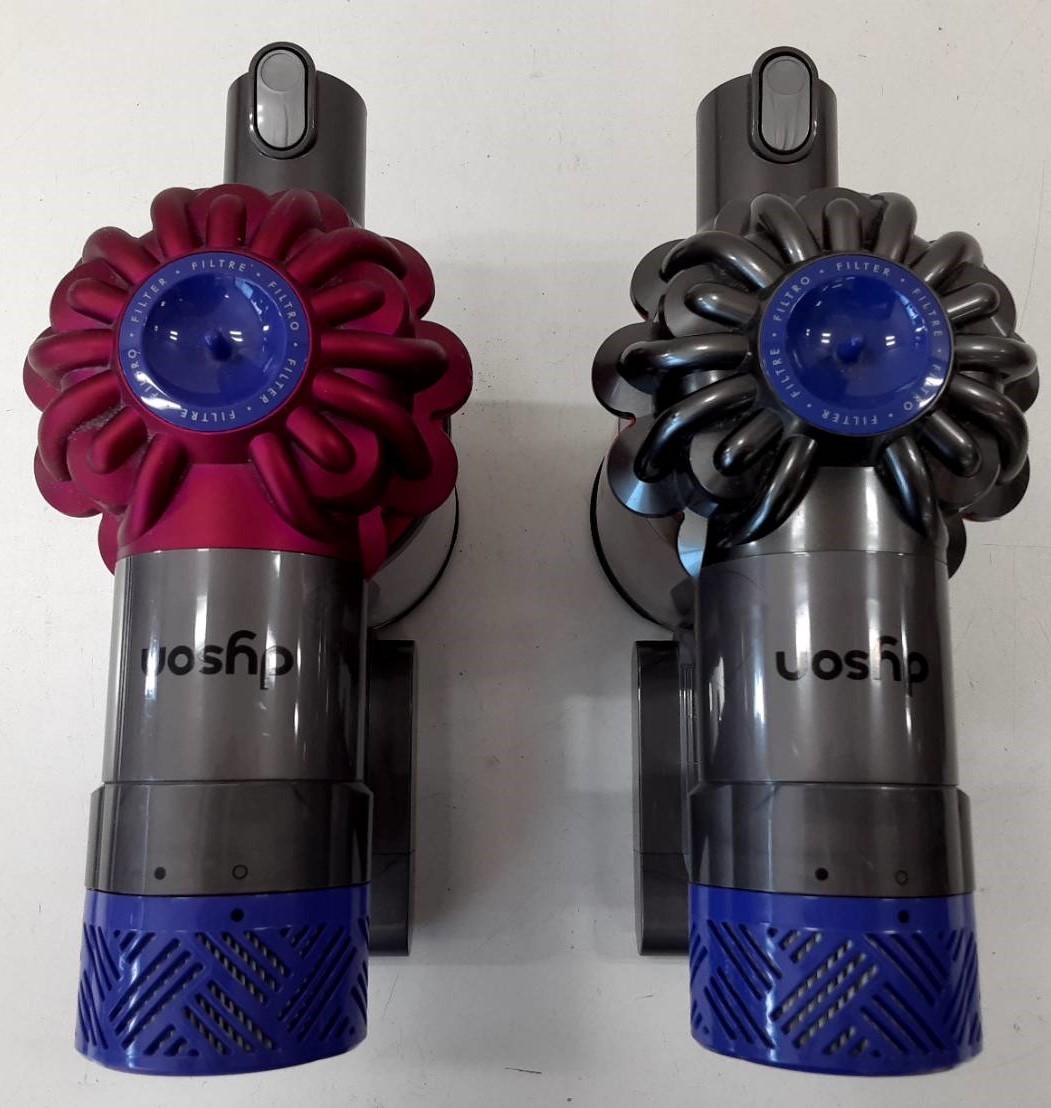 【LJ99】SV07 SV09 dyson ダイソン 通電確認済み コードレスクリーナー 掃除機 動作品 2台 まとめ売り_画像3