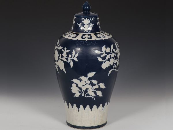 【瓏】陶磁器 藍釉留白三果紋帯蓋梅瓶 大明宣徳年製 染付 置物擺件 古賞物 中国古美術 蔵出