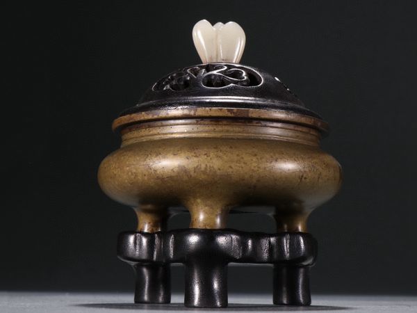 【瓏】古銅鏨刻彫 鬲式香薰炉 大明宣徳年製 銅器 古賞物 中国古玩 蔵出