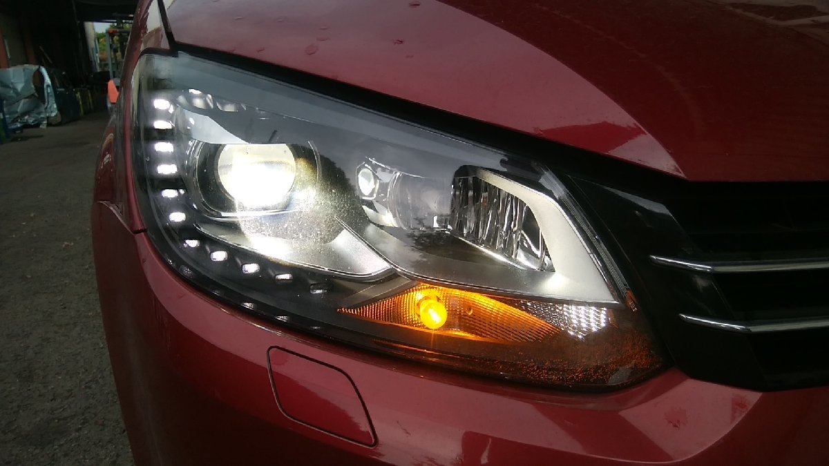 U#965 VW トゥーラン TSI 2015年 純正キセノン右ヘッドライト HID ランプ 点灯OK_画像9