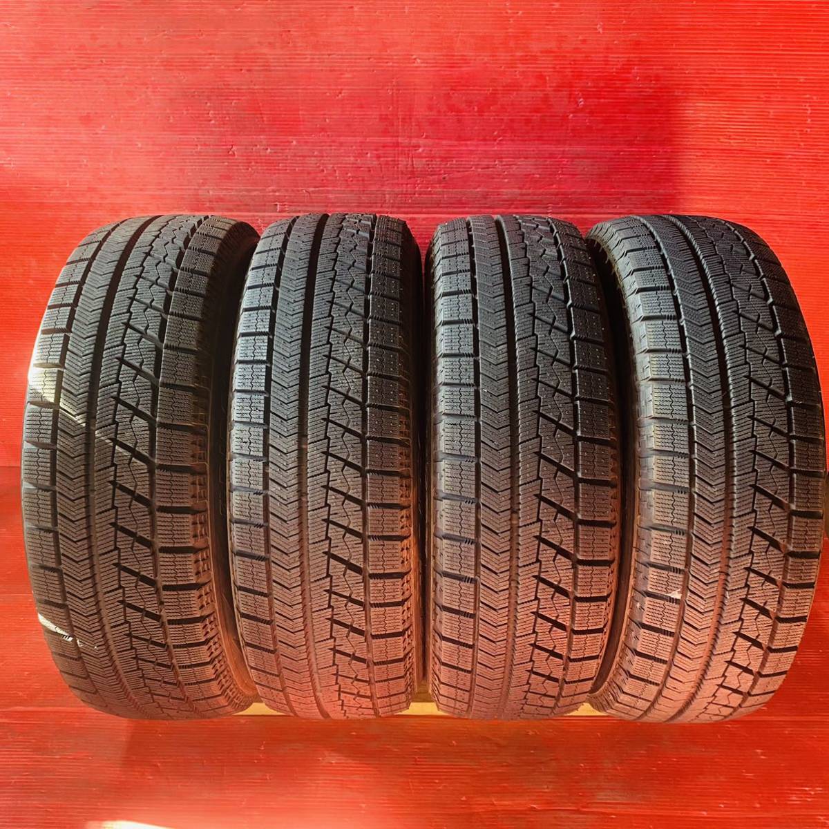 BRIDGESTONE BLIZZAK VRX 195/65R15 国産 2013年式　パンク修理なし ビード切れなし 汚れあり　スタッドレス 4本セット_画像1