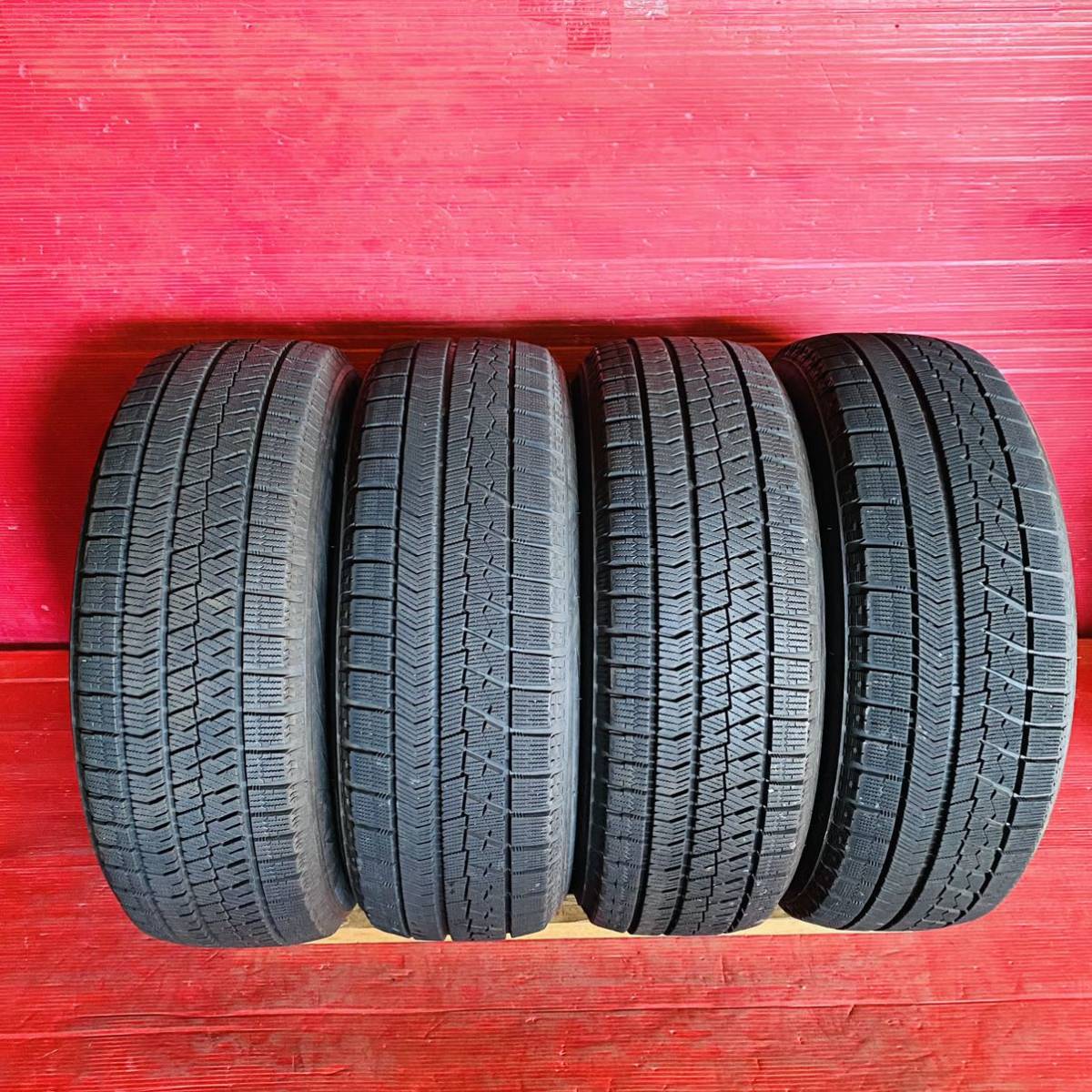 BRIDGESTONE BLIZZAK VRX2 205/60R16 国産 2018年式　パンク修理なし ビード切れなし 汚れありスタッドレス 4本セット_画像1