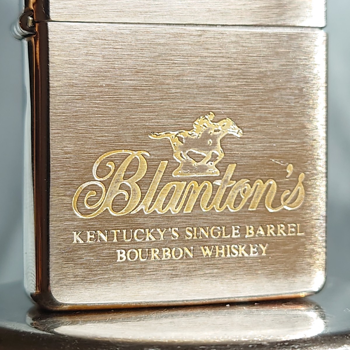 1111円～ ZIPPO 美品 バランタイン バーボン Blanton's KENTUCKY'S SI BOURBON WHISKEY ジッポ ジッポー オイルライター USA 希少モデル_画像2