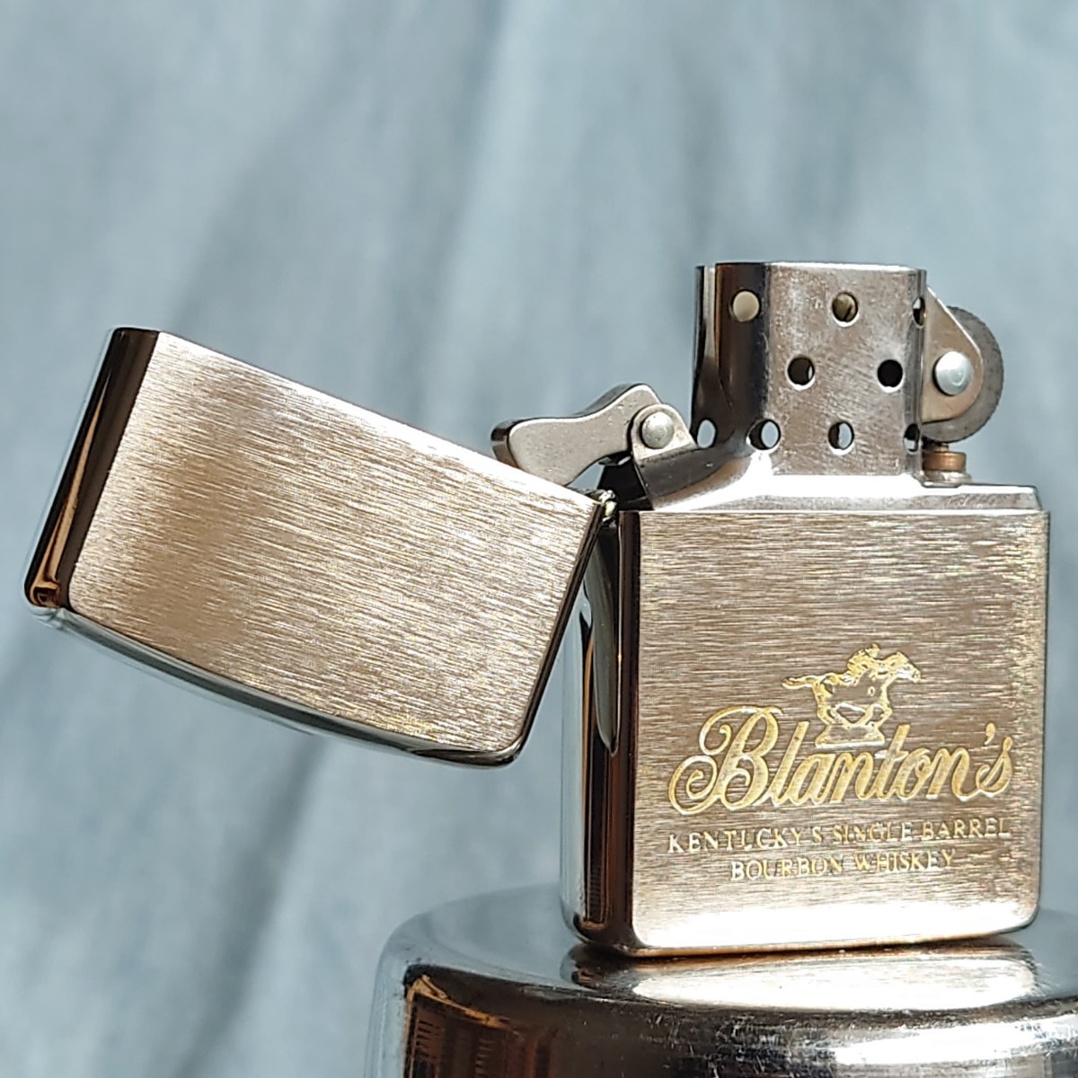 1111円～ ZIPPO 美品 バランタイン バーボン Blanton's KENTUCKY'S SI BOURBON WHISKEY ジッポ ジッポー オイルライター USA 希少モデル_画像3