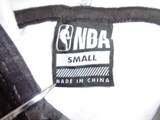 475◆NBA ロゴプリントパーカー プルオーバー◆National Basketball Association Sサイズ 黒迷彩色 タイダイ風 ポリ素材 裏起毛 フーディー_画像6