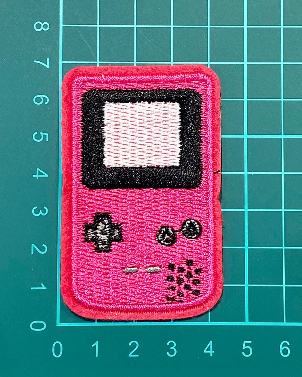 【ゲーム/赤ピンク】ワッペン　アイロンワッペン　刺繍ワッペン　未使用品　簡単　アイロン接着　