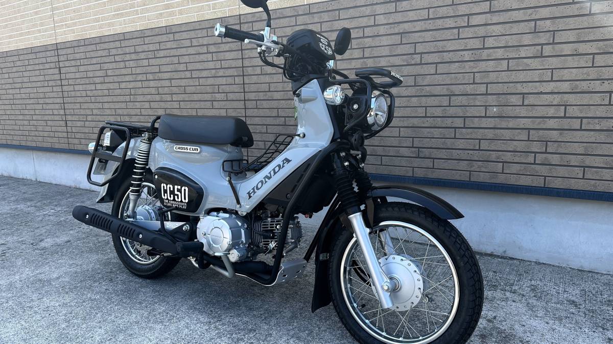 クロスカブ 50 カスタム(税込み) ほぼ新車！ 即乗り!! サイドバッグ付　CROSS CUB 50　_画像5