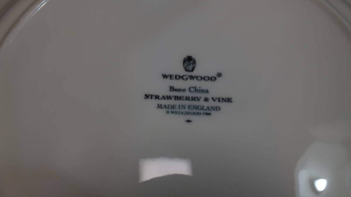 ウェッジウッド　WEDGWOOD 白 STRAWBERRY＆VINE プレート（2枚）イングランド製　まとめて_画像9