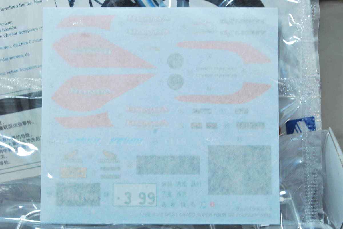 ■ 希少！未開封 アオシマ 1/12 ホンダ CB400SF （SUPER FOUR/スーパーフォア） NC31 ’92 カスタムパーツ付 ■の画像3