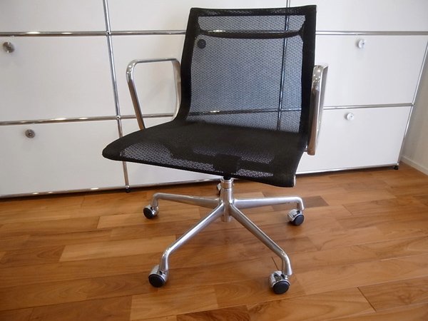 レア●32.4万円●HermanMiller●ハーマンミラー●イームズ●アルミナムチェア●アルミナムグループマネジメントチェア●黒●メッシュ_画像1