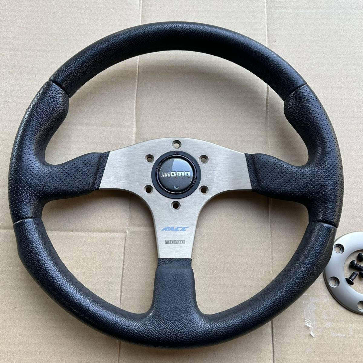 美品 momoステアリング RACE ホーンボタン付き 35φ D35 モモ 美品 momoステアリング RACE ホーンボタン付き 35φ D35 モモ