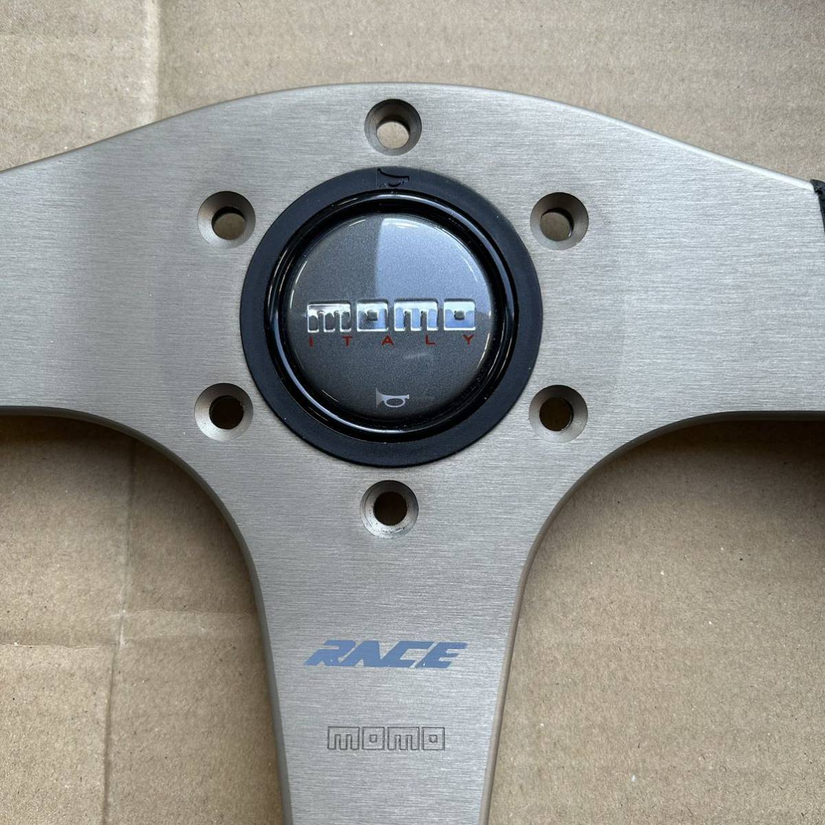 美品 momoステアリング RACE ホーンボタン付き 35φ D35 モモ 美品 momoステアリング RACE ホーンボタン付き 35φ D35 モモ