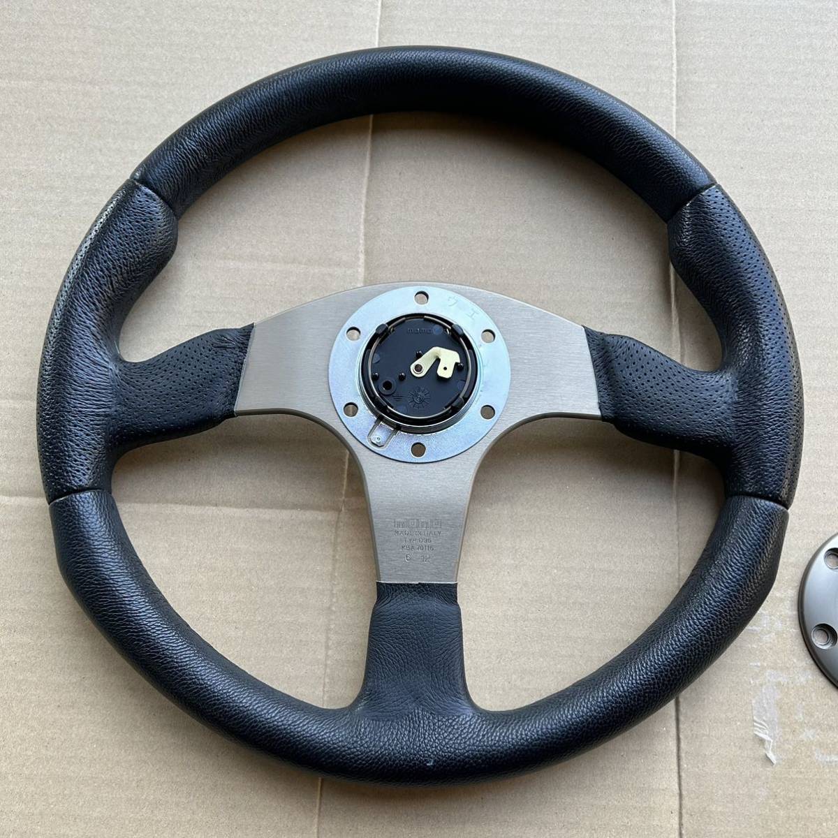 美品 momoステアリング RACE ホーンボタン付き 35φ D35 モモ 美品 momoステアリング RACE ホーンボタン付き 35φ D35 モモ