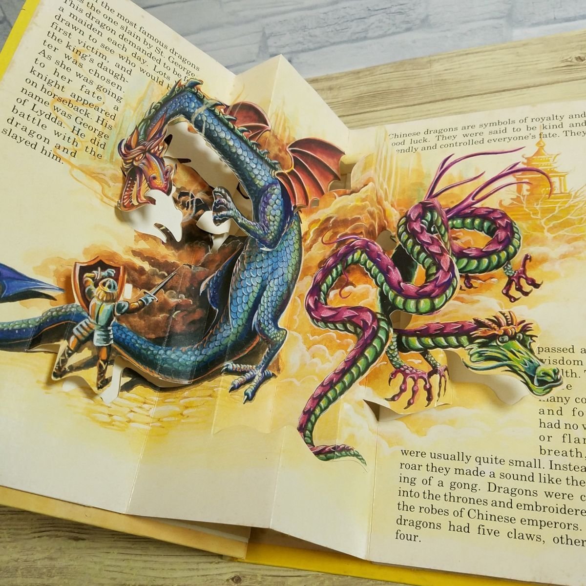  устройство книга с картинками [ Dragon pop up книжка DRAGON : A POP-UP BOOK] английский язык книга с картинками иллюстрированная книга на иностранном языке иностранная книга [ стоимость доставки 180 иен ]