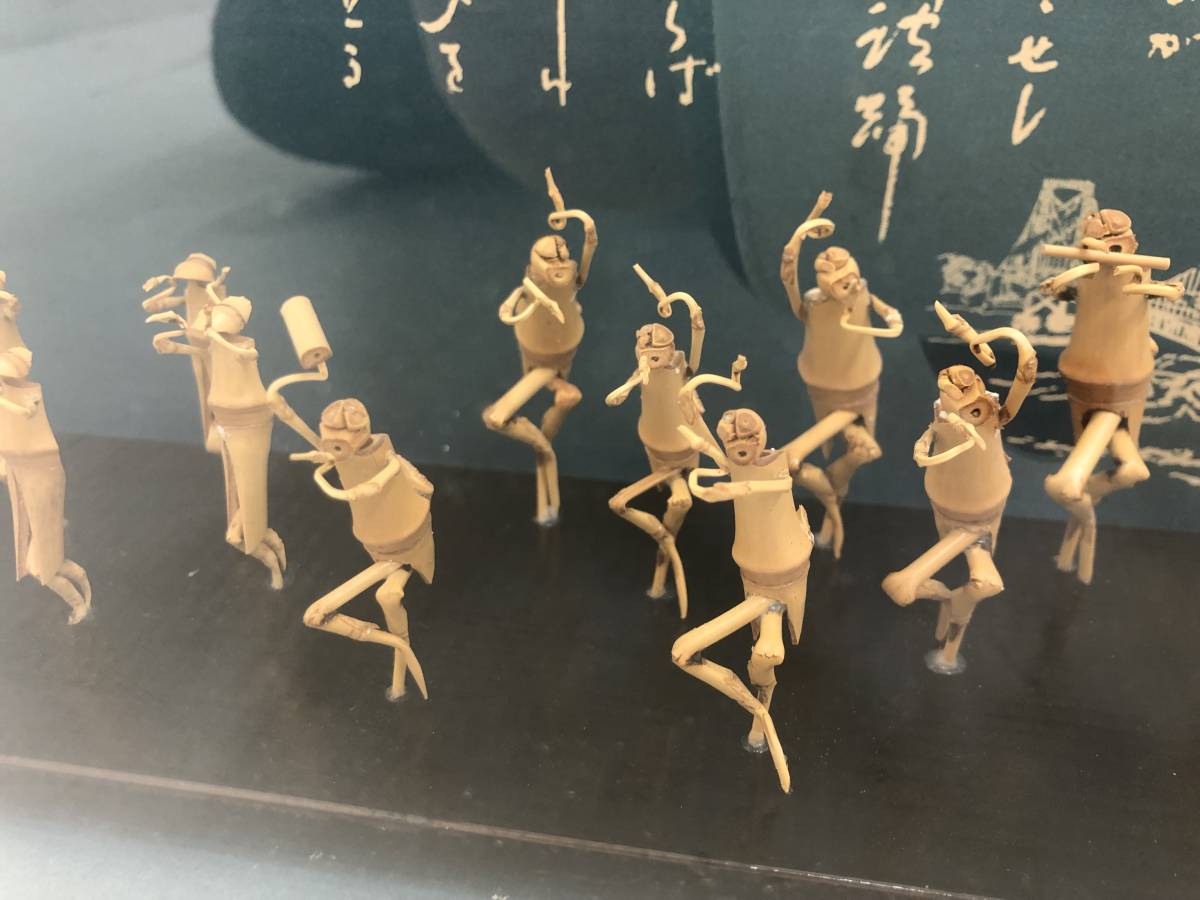 【未使用 長期展示品】竹細工 阿波踊り 竹人形 20人連 ガラスケース入 伝統工芸 民芸品_画像3