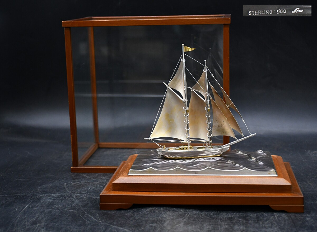 AY12-123 銀製 STERLING 960刻印 船 ヨット 帆船 銀細工 約0.62㎏ ガラスケース 飾り 置物 金属工芸 コレクション インテリア 保管品