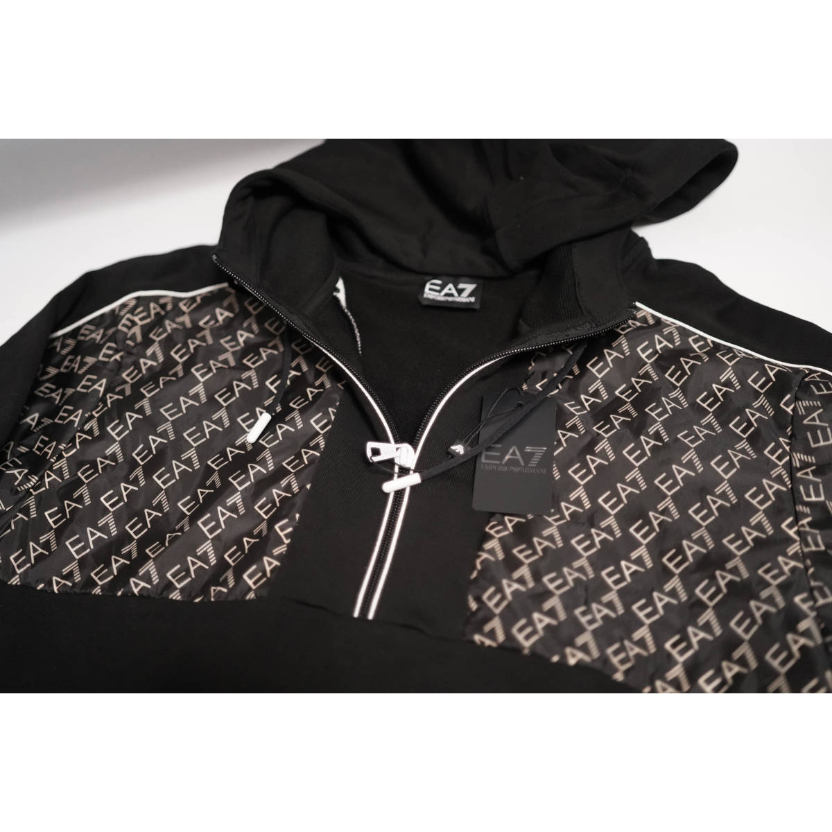 EA7 ラグジュアリースポーツウェア セットアップ EMPORIO ARMANI EA7 ラグジュアリースポーツウェア セットアップ EMPORIO ARMANI