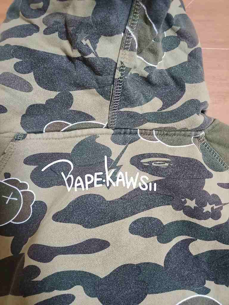 A BATHING APE kaws × BAPEコラボ 1st camo カレッジロゴ スウェット Lサイズ エイプ ベイプ アベイシングエイプ カウズ_画像4