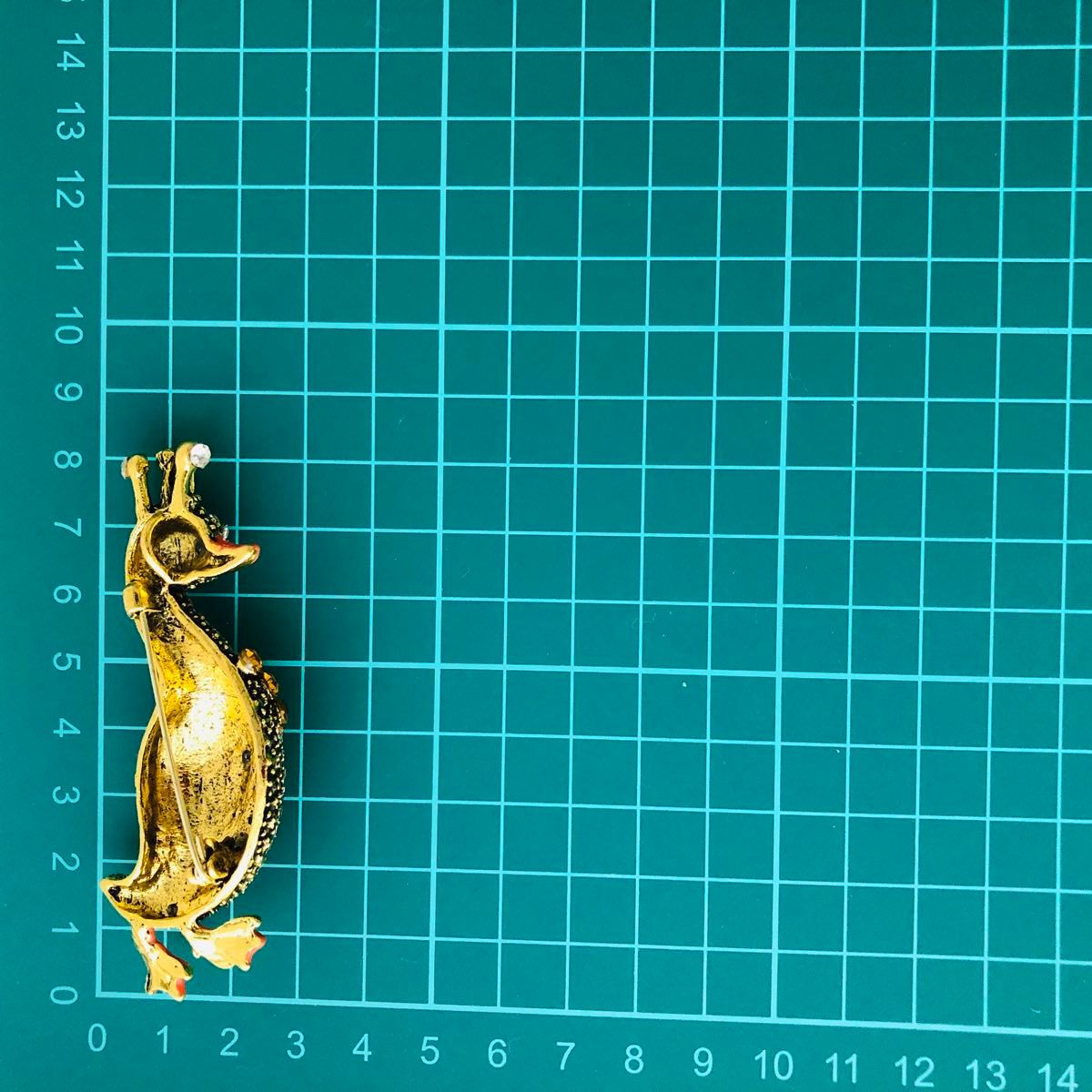 ヴィンテージ調 冠 エメラルド色の目 愛らしい アヒル ブローチ 王冠  石 アンティーク ゴールド 08-155-0021