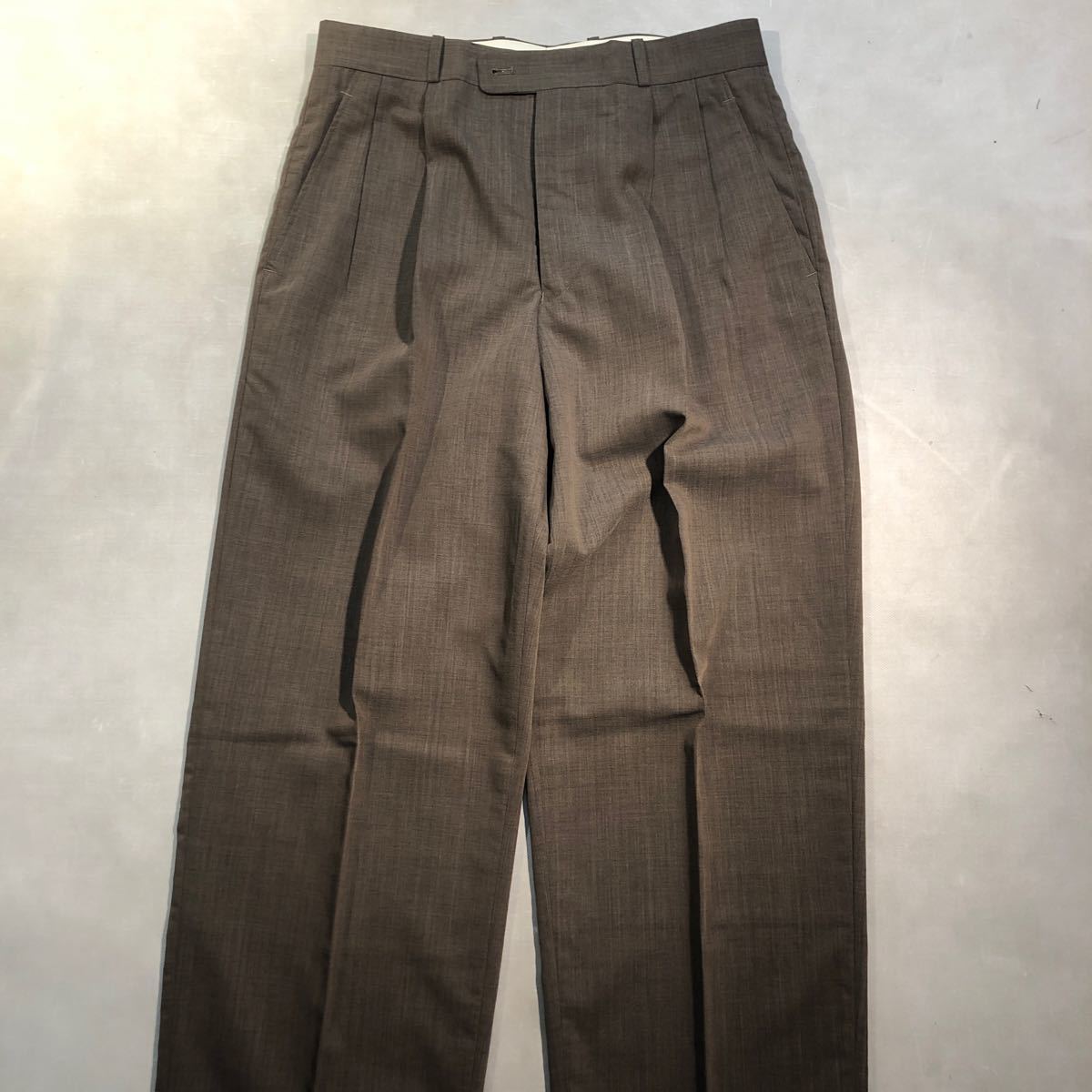 新品 サイズA6(L)スーツ 2B仕様 カーキー系《OLIVER MASSUGER PARIS 高級ヴィンテージ》シングルスーツ 2タック ウール90% 本物_画像6