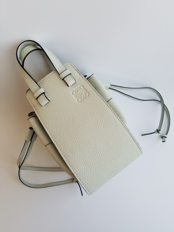 新品 LOEWE ロエベ ハンモック ミニ ショルダーバッグ ライト 新品 LOEWE ロエベ ハンモック ミニ ショルダーバッグ ライト