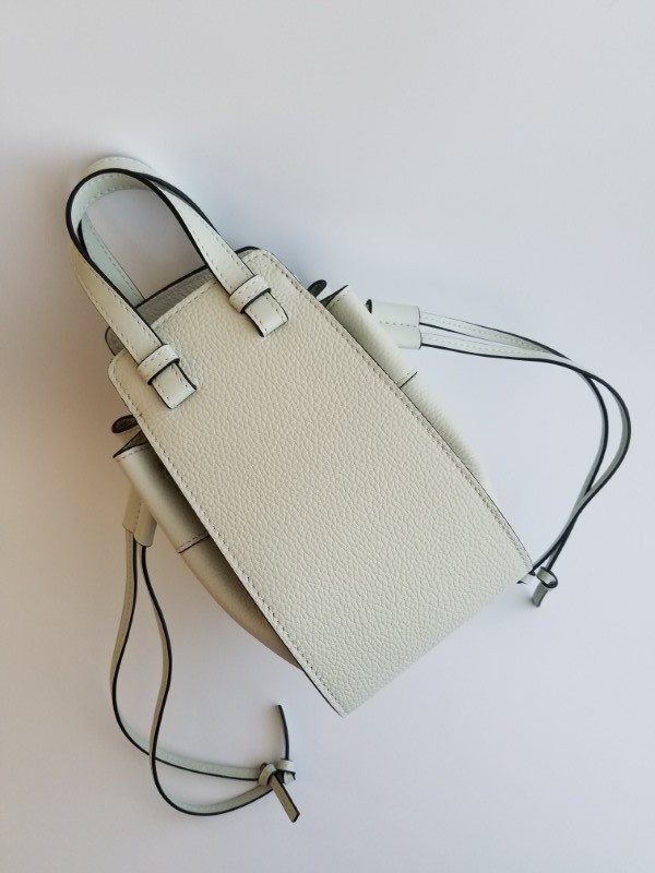 新品 LOEWE ロエベ ハンモック ミニ ショルダーバッグ ライト 新品 LOEWE ロエベ ハンモック ミニ ショルダーバッグ ライト