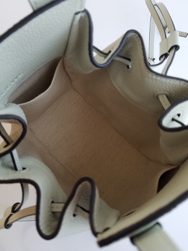 新品 LOEWE ロエベ ハンモック ミニ ショルダーバッグ ライト 新品 LOEWE ロエベ ハンモック ミニ ショルダーバッグ ライト
