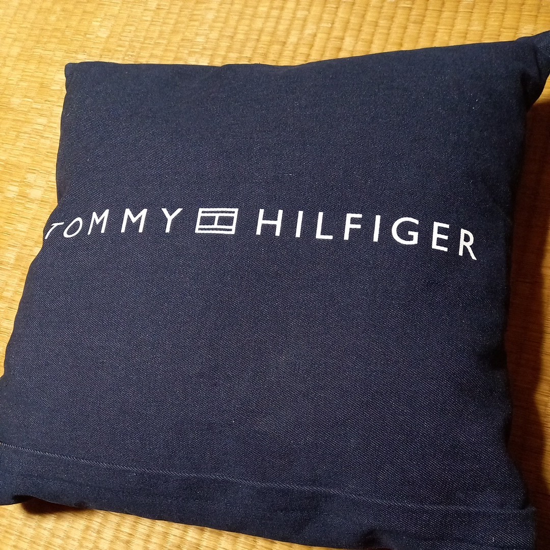 トミーヒルフィガー　クッション　TOMMY HILFIGER 　デニム地　40×42×13cm_画像1