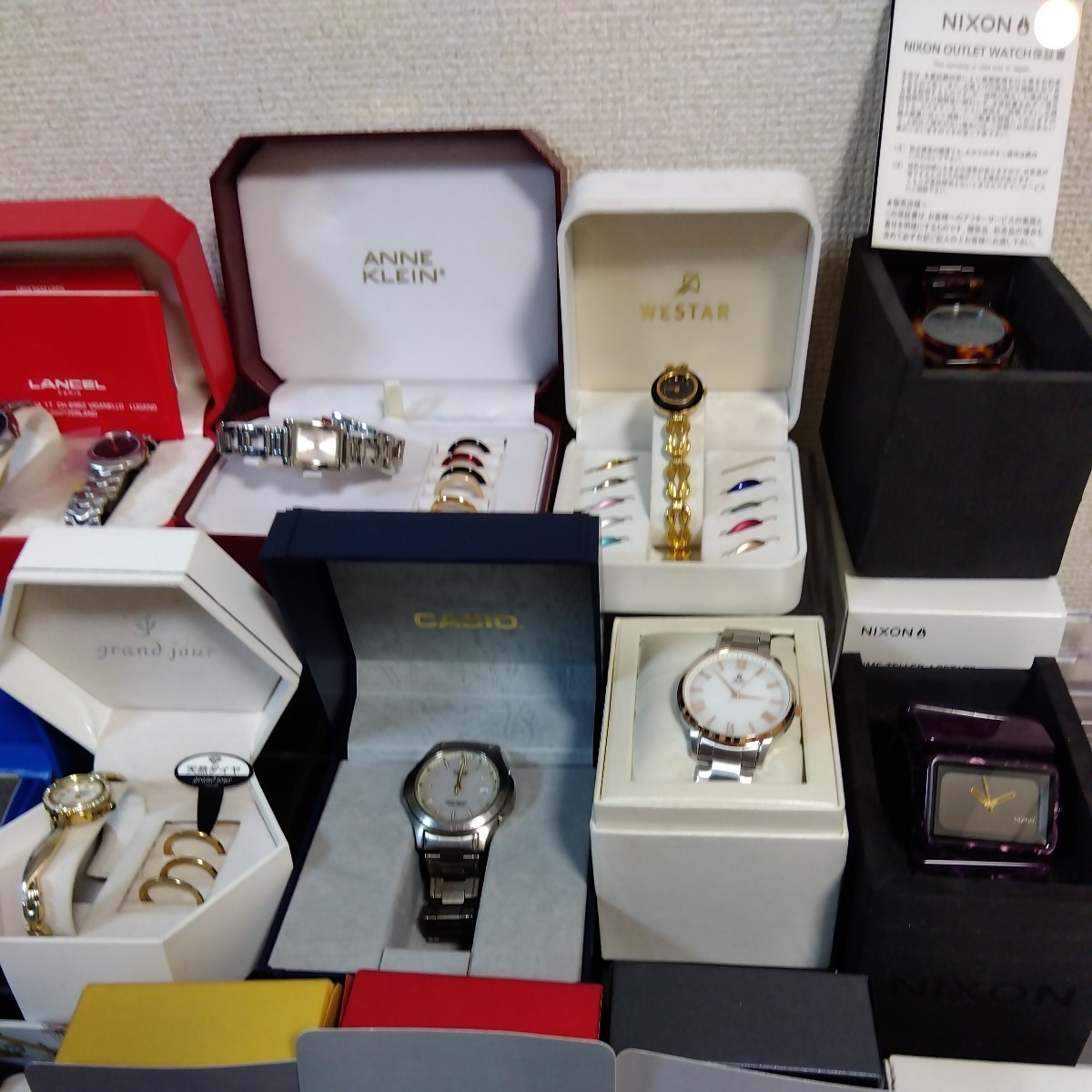 ケース入り腕時計まとめて CITTZEN CASIO ALBA Swatch NIXON LANCEL Paulsmith ANNE KLEIN courreges AUREOLE DISNEY など合計33個_画像3