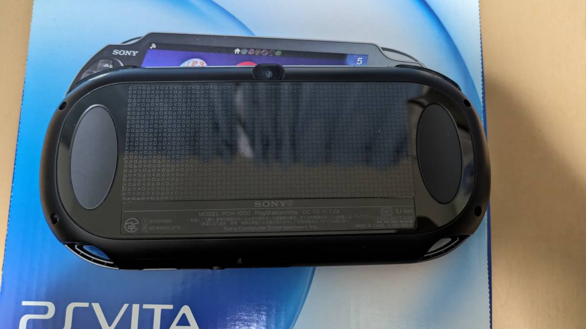 【中古】PlayStation Vita本体 Wi-Fiモデル（PCH-1000/クリスタル・ブラック） PS Vita　クレードル付 _画像2