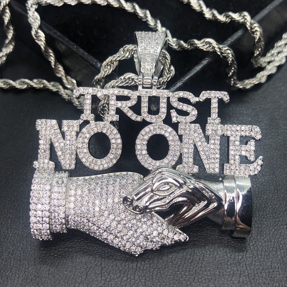 【新品】ネックレス TRUST NO ONE 蛇 ロープ チェーン ホワイト シルバー銀メッキ ビック 文字 ペンダント hiphop ブリンブリン