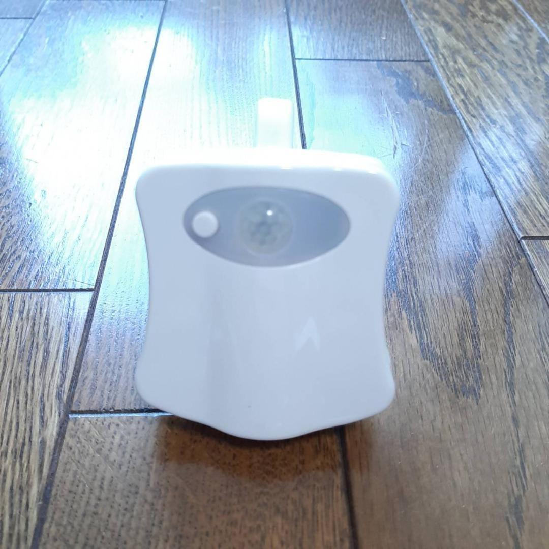 新品　未使用　便座 LED 人感センサー トイレ センサーライト 便器 ライト 防水 8色　シーリングライト　送料無料　サイズ：7ｘ2ｘ11ｃｍ