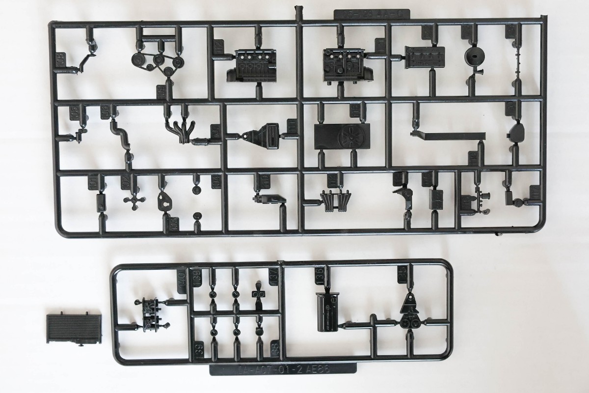 アオシマ　1/24 AE86スプリンタートレノキット付属の4A-Gエンジン部品、グループA AE101用エンジン部品のみ_画像1