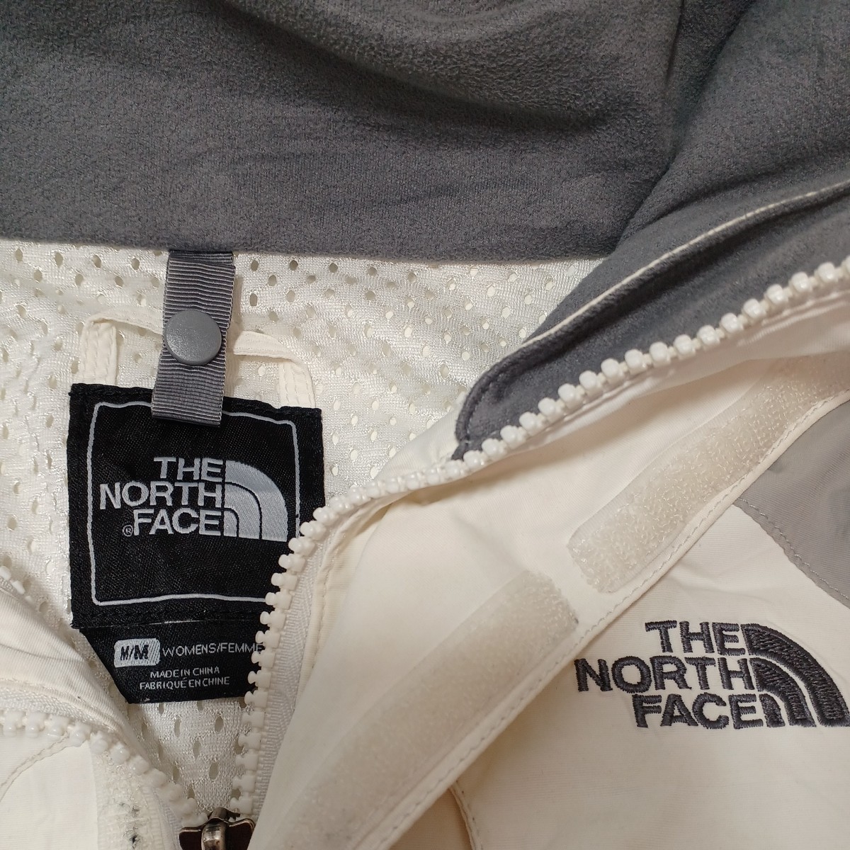 zal-81♪US古着THE NORTH FACE ザ ノースフェイス レディースマウンテンジャケットフード付ホワイト/グレーUS-M(日本サイズL)難あり_画像6