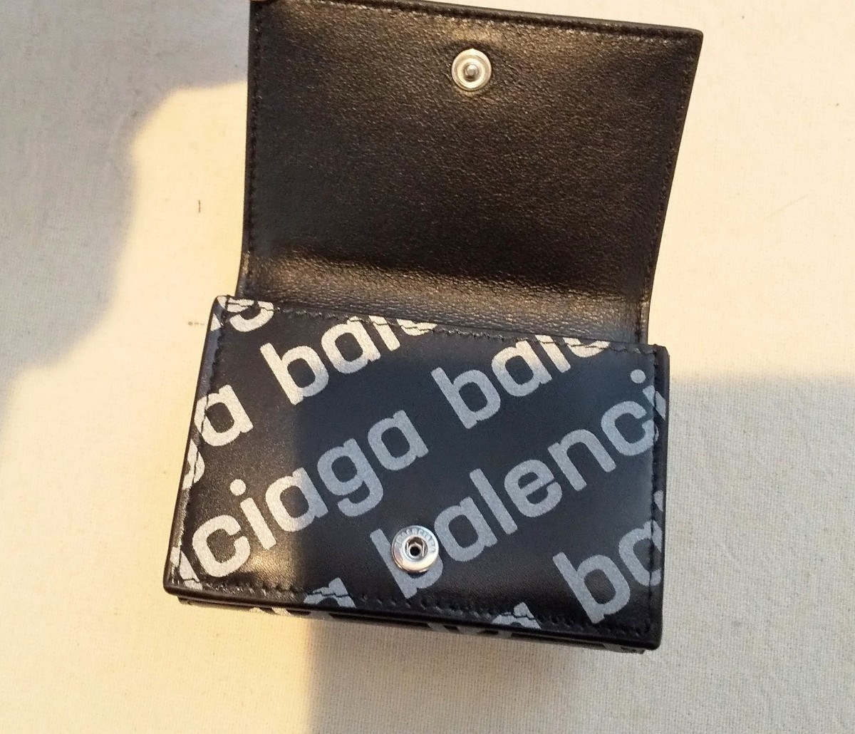 ［新品 ］バレンシアガ BALENCIAGA ★ 三折り財布 レザー ★ ブラック系_画像4