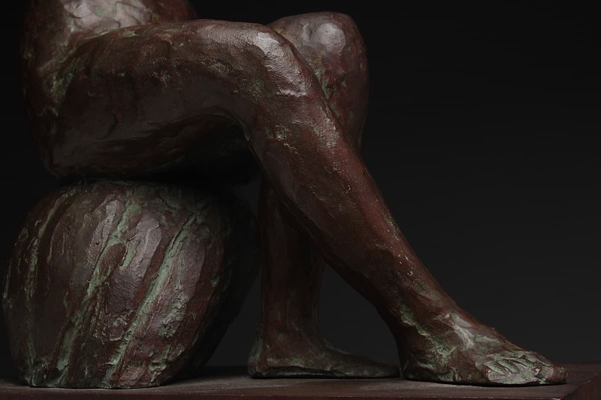 EP380 【日展彫刻家 杉村尚 作】ブロンズ「裸婦」高30cm 重2.9kg・「座る女性・裸体・女体・ヌード・人物」置物_商品詳細もご覧ください