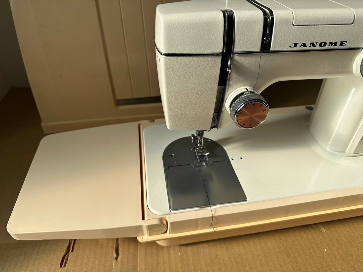 sk1199120/美品 動品 JANOME ジャノメ MODEL 802 ミシン 手芸 ハンドクラフト フットコントローラー 付属品付 裁縫_画像2