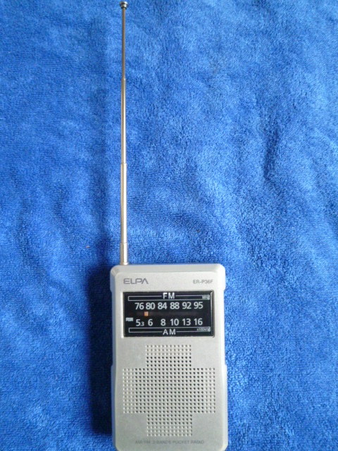 完動品 朝日電器 エルパ ELPA AM/FMコンパクトラジオ ER-C67F ハンディラジオ_画像2