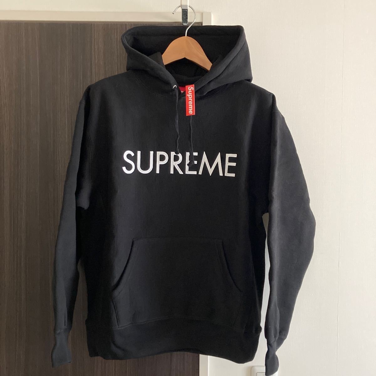 新品 22AW Supreme Capital Hooded Sweatshirt シュプリーム キャピタル ロゴ刺繍 スウェットパーカー M 黒_画像1