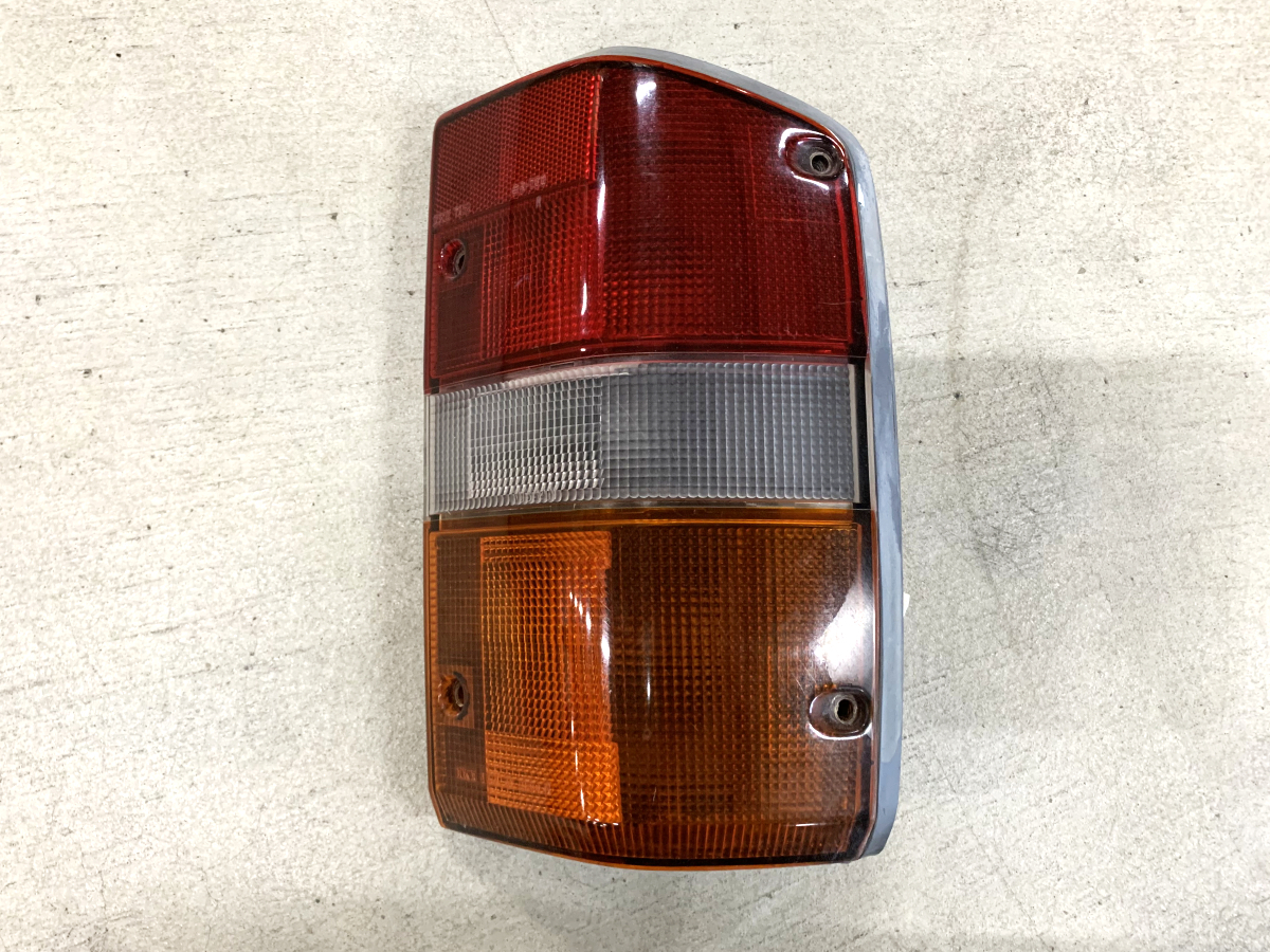 中古 日産 NISSAN Y60 サファリ SAFARI 前期 後期 純正 リア テールランプ テール ライト 24V PATROL FGY60 VRY60 ICHIKOH 右 単品(T0240D)_画像1