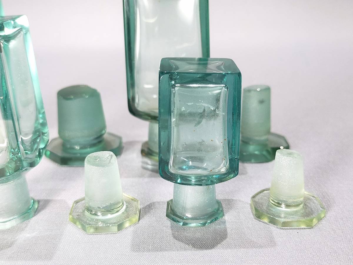 A07 ガラス工芸 古い蓋付小瓶 薬瓶 角瓶 グリーン 4点 高さ5.4～7.8cm 昭和レトロ 気泡 歪み_画像9
