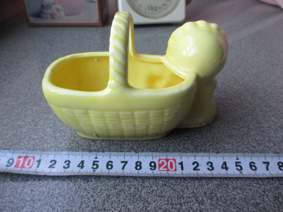 小物入れ　CERAMIC PLANT HOLDER　MADE IN　TAIWAN　焼き物　陶器です　横幅→ざくっと14㎝　高さ→5.5㎝　ちいさな 小物入れ　