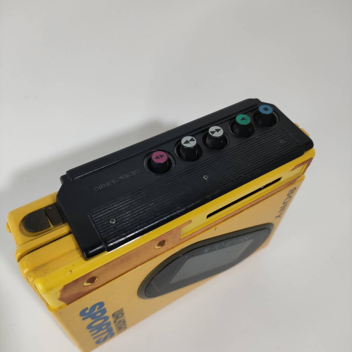 [G0535]SONY SPORTS WM-F75 カセットプレーヤー 　/通電確認済/ジャンク品/ソニー/walkman/ウォークマン/ラジオ/レトロ/ビンテージ_画像4