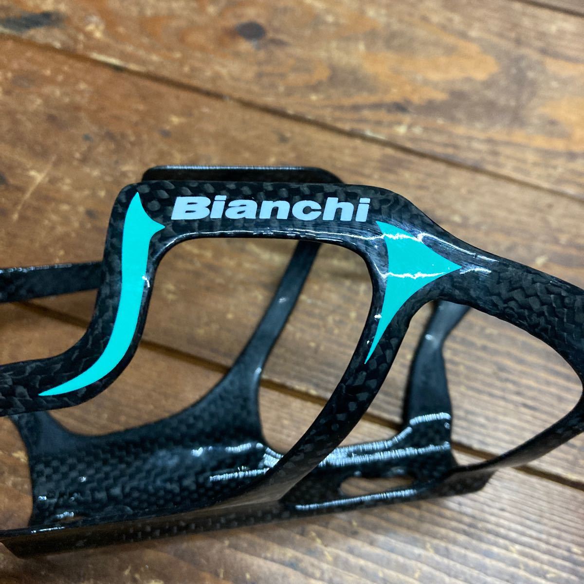 Bianchi ビアンキ カーボン ボトルケージ 美品 形がカッコいい！ Bianchiカラー 人気のモデル 軽量 レアの画像7